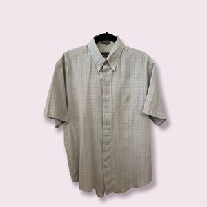 Van Heusen Button Down short Sleeves Dress Shirt Medium